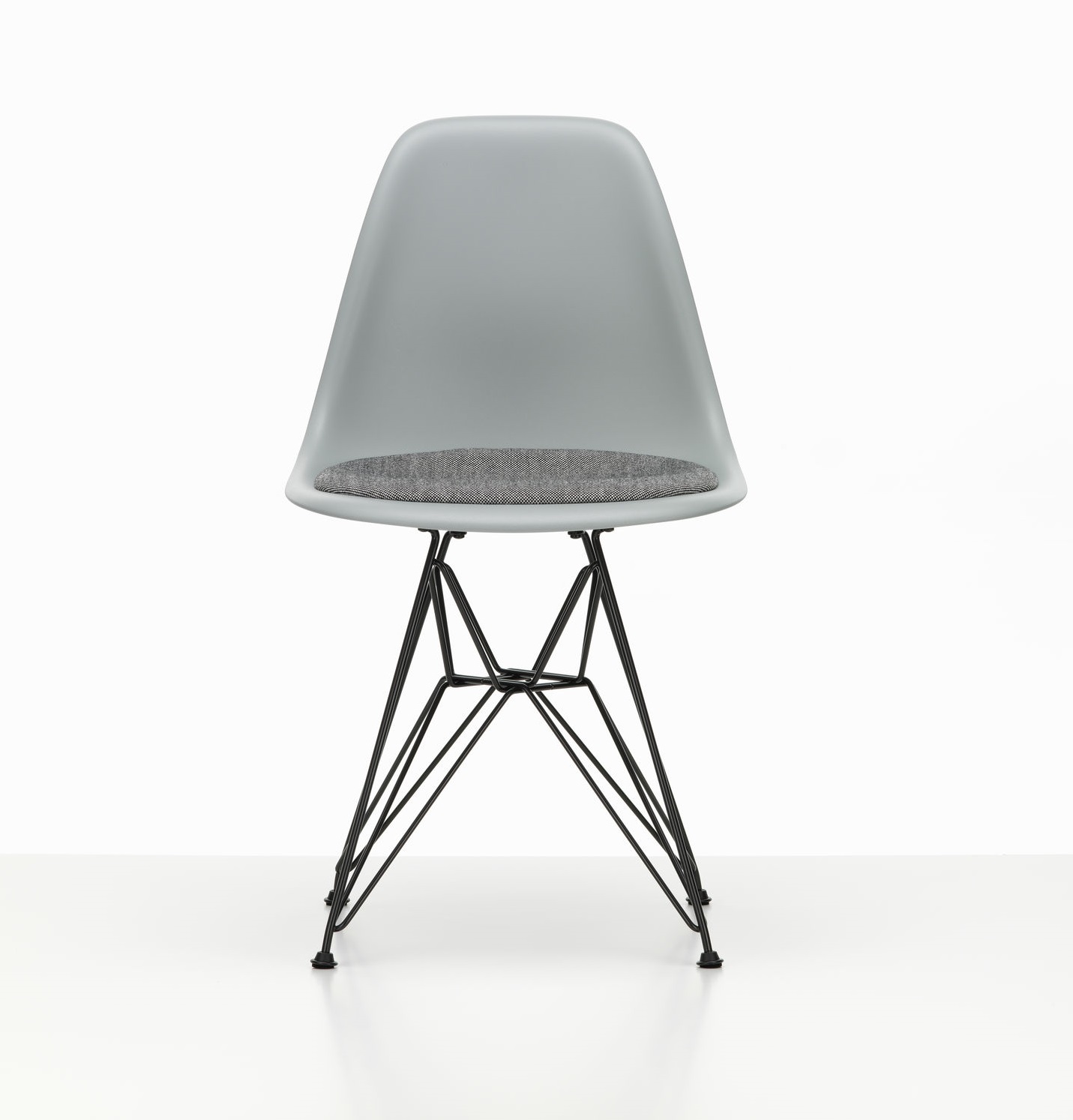 Grauer Eames Plastic Side Chair DSR Stuhl mit Sitzpolster und schwarzem Eiffelturmgestell von Vitra.