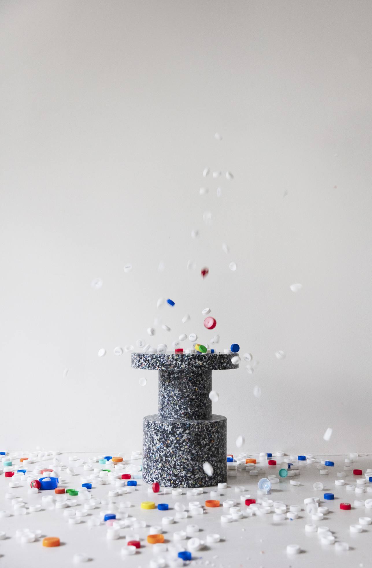 Normann Copenhagen Bit Stool Hocker aus recyceltem Kunststoff mit fallenden bunten Plastikdeckeln.