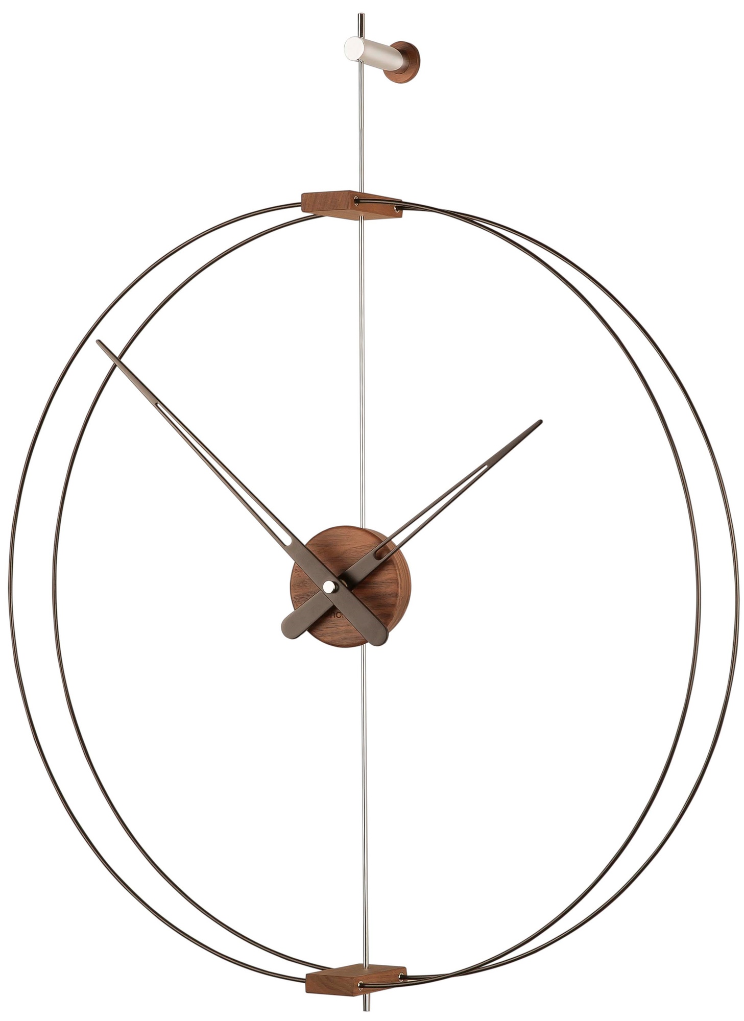 Moderne Nomon Wanduhr Barcelona Mini mit Holzdetails und filigranem Metallrahmen.
