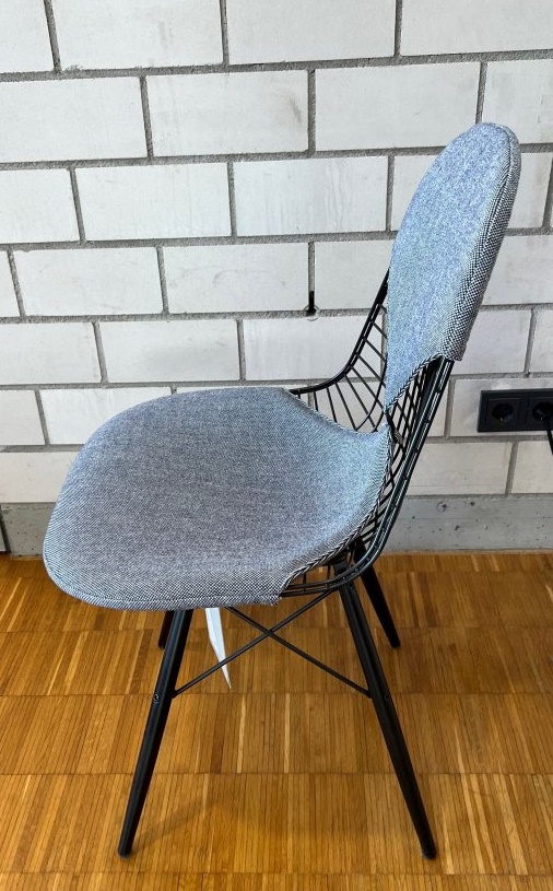 DKW Wire Chair mit blau-elfenbeinfarbener Polsterung, Vitra Design Stuhl für Esszimmer und Wohnbereich.