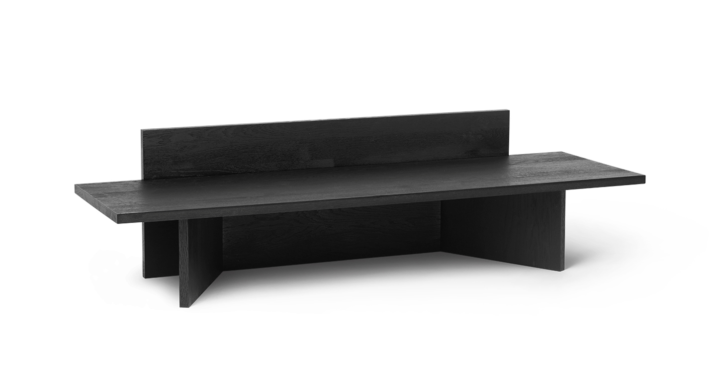 Schwarze Ferm Living Bank "Oblique" aus Holz, moderne Sitzbank für den Innenbereich.