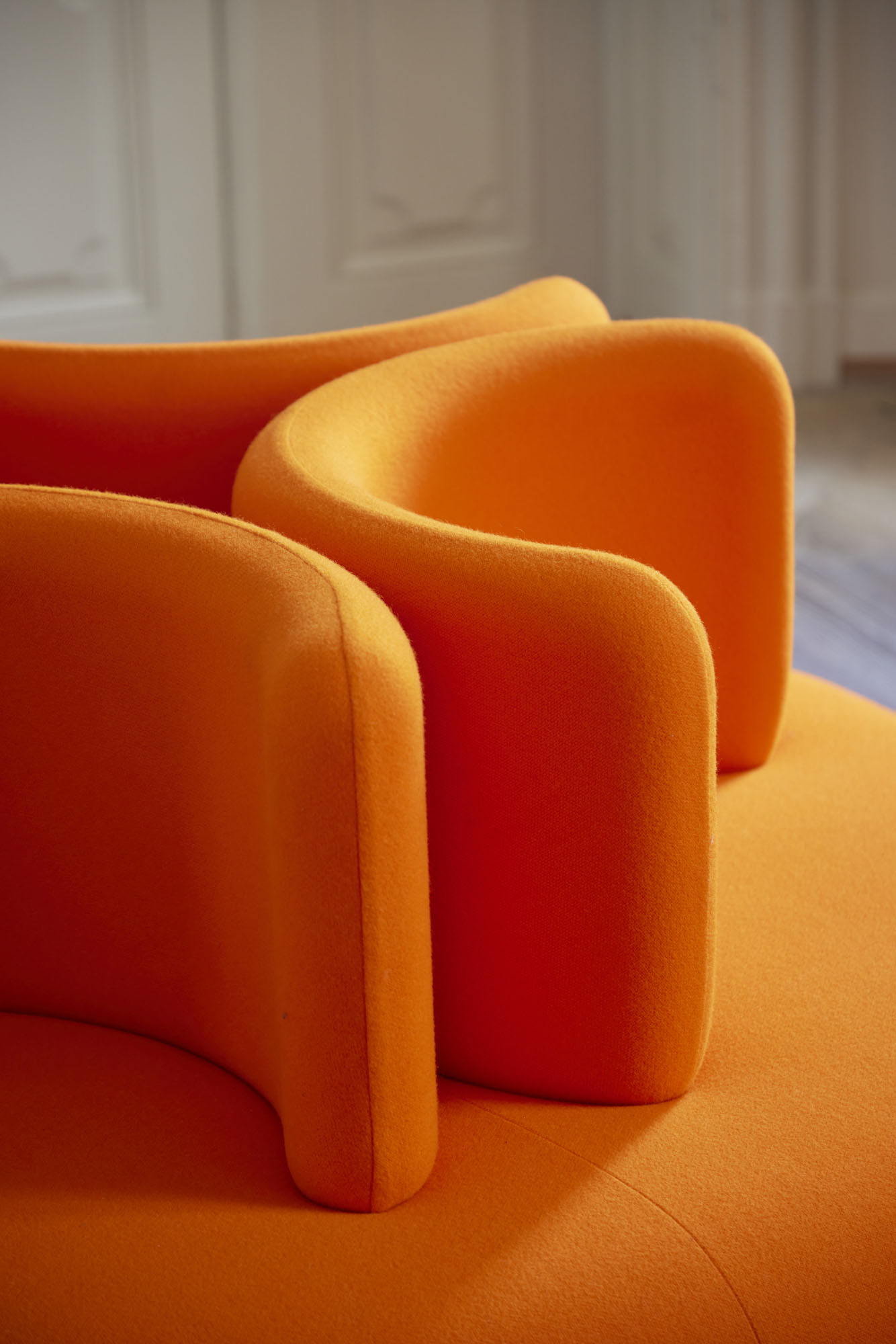 Detailaufnahme des orangefarbenen Verpan Easy Sofas mit weichen, modularen Sitzelementen und modernem Design.