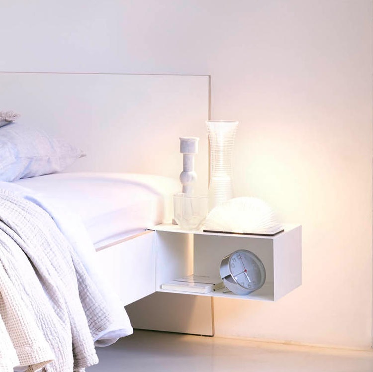 Weißer Nachttisch zum Einhängen am Bett, Modell Stockholm von Richard Lampert, mit Deko.