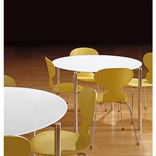 Gelbe Ameise Stühle von Fritz Hansen mit drei Beinen um einen runden, weißen Tisch.