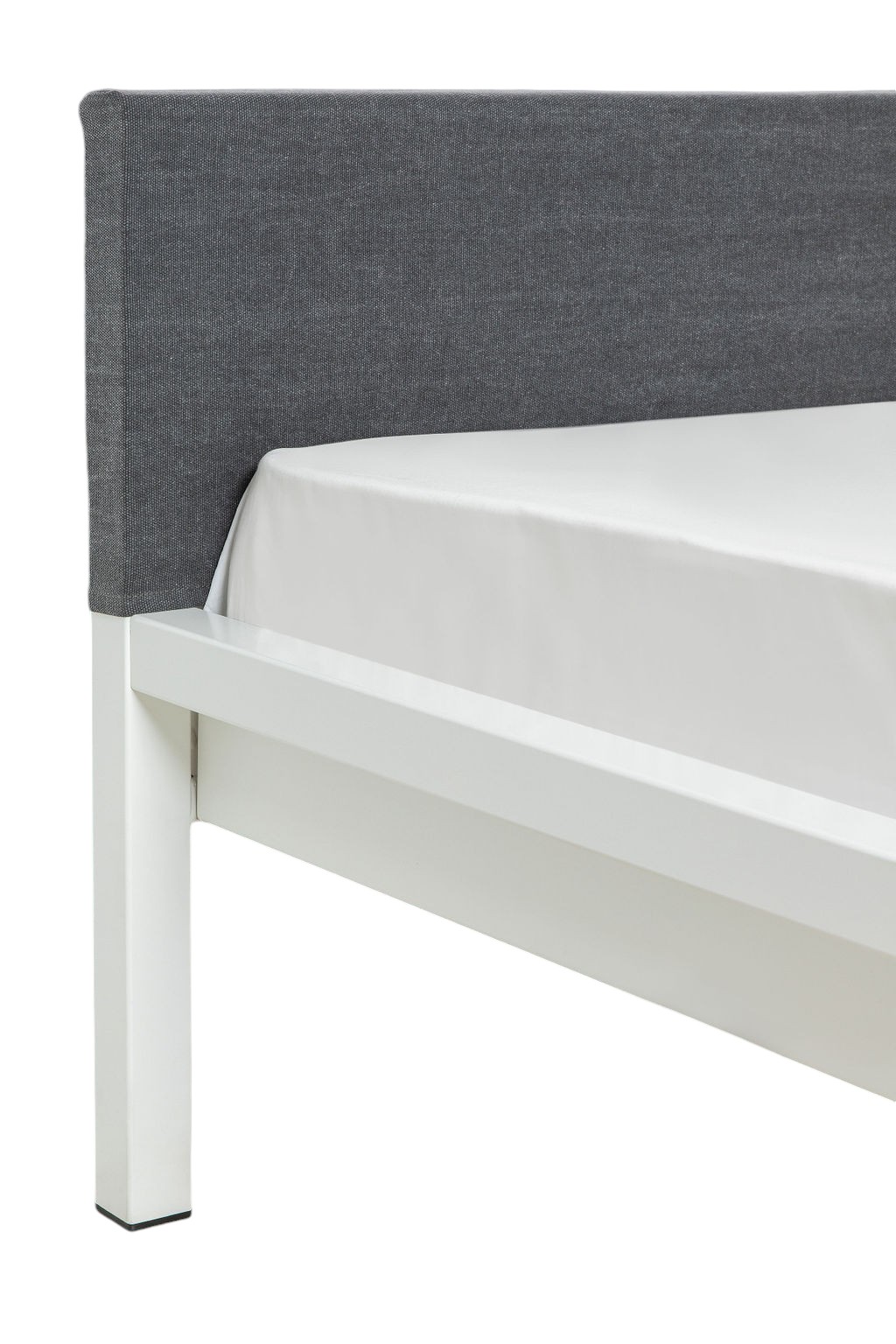 Detailaufnahme: Grauer Kopfteil Bezug für Pure Bett mit weißem, pulverbeschichtetem Stahlrahmen von Hans Hansen.