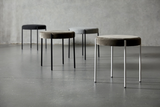 Verpan Series 430 Hocker in verschiedenen Farben, minimalistisches Design mit rundem Sitz und filigranem Metallgestell.