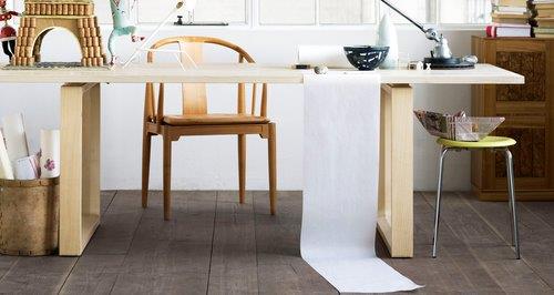 Essay Tisch von Fritz Hansen, ein heller Holztisch mit Stuhl und Dekoration in einem Arbeitszimmer.