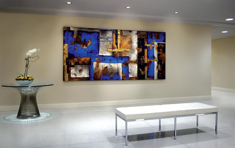 Eingangsbereich mit Florence Bank von Knoll International, abstraktem Gemälde in Blau, Gold und Weiß.