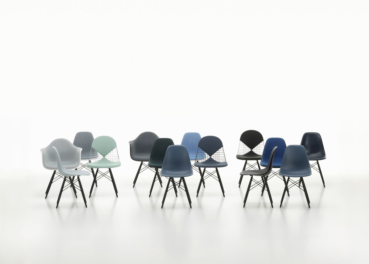 Vitra DKW-5 Wire Chair Stühle mit Sitzkissen in verschiedenen Farben und Ausführungen auf weißem Hintergrund.