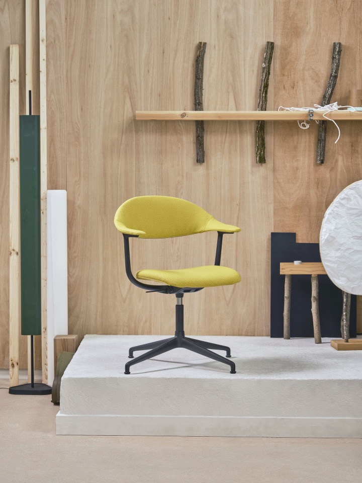 Mynt Bürodrehstuhl von Vitra mit gelbem Sitz und Rückenlehne aus Kunststoff und schwarzem Fußkreuz.