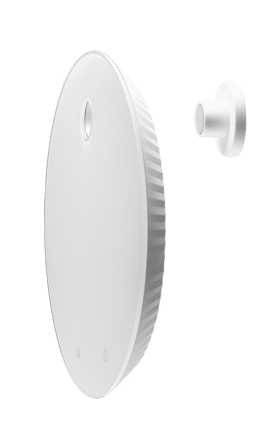 Weiße Alessi Plissé Digitale Küchenwaage MDL16 mit Wandhalterung, moderne Küchenwaage für präzises Wiegen.