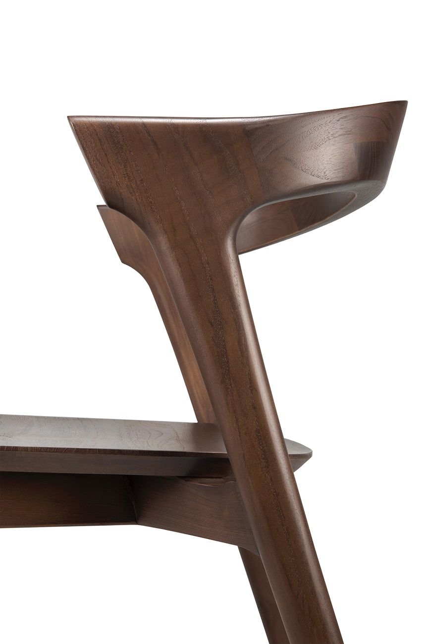 Detailaufnahme des Bok Stuhls von Ethnicraft, Teakholz dunkelbraun lackiert, modernes Möbeldesign.
