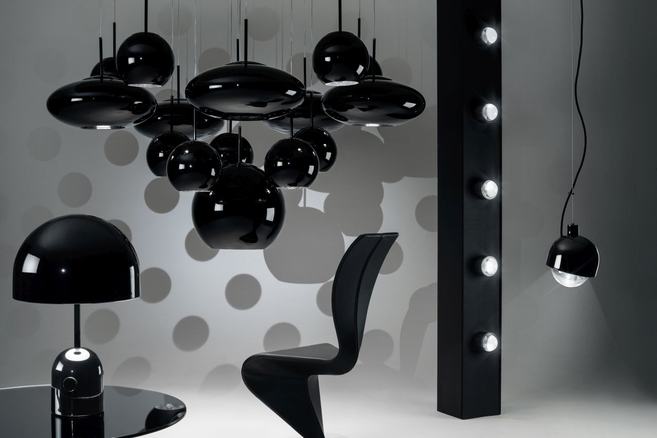 Schwarze Bell Tischleuchte LED von Tom Dixon, moderne Pendelleuchten und Stehleuchte im minimalistischen Design.