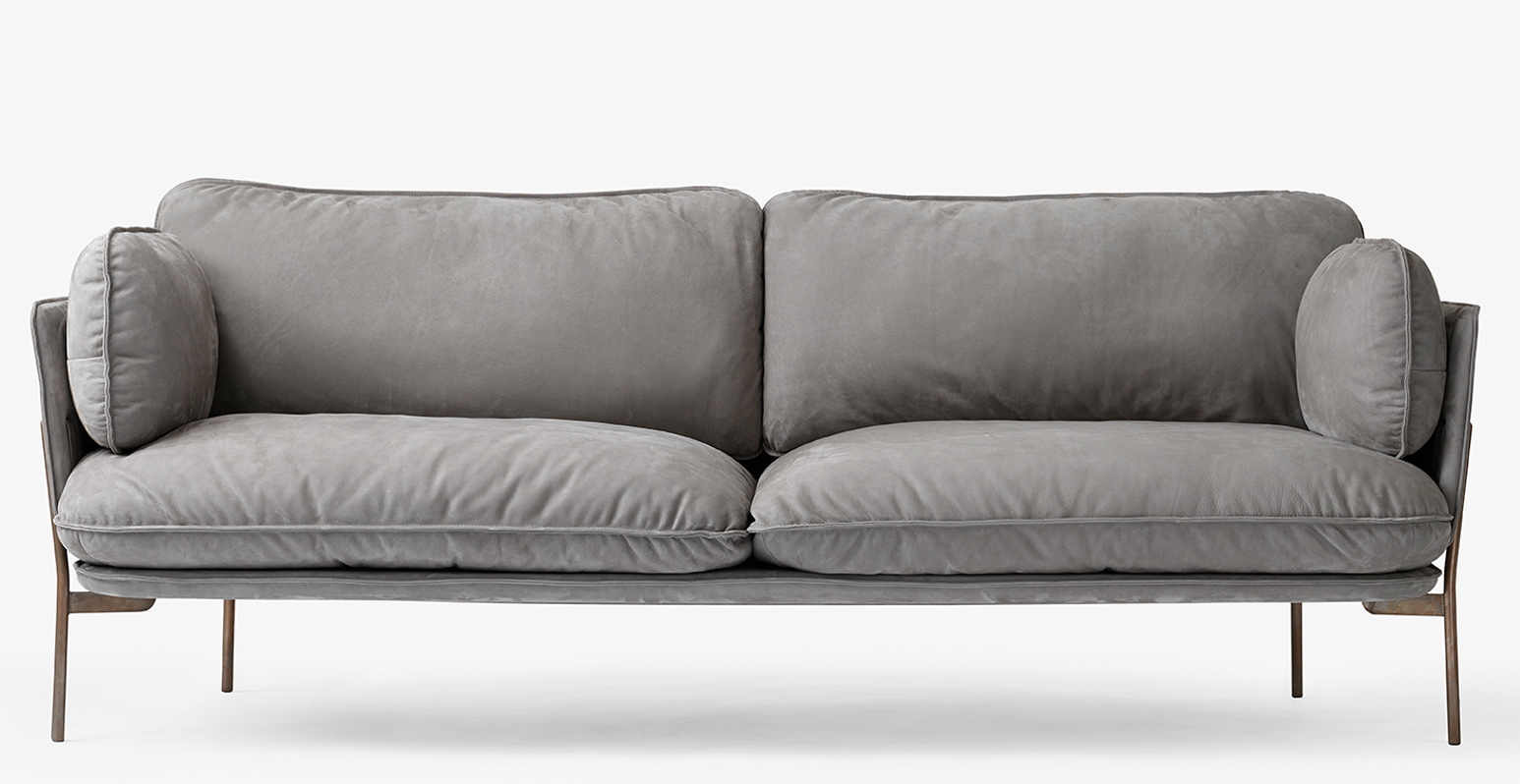 Graues Cloud Sofa von AndTradition: Modernes 3-Sitzer Sofa mit weichen Kissen und minimalistischem Design.