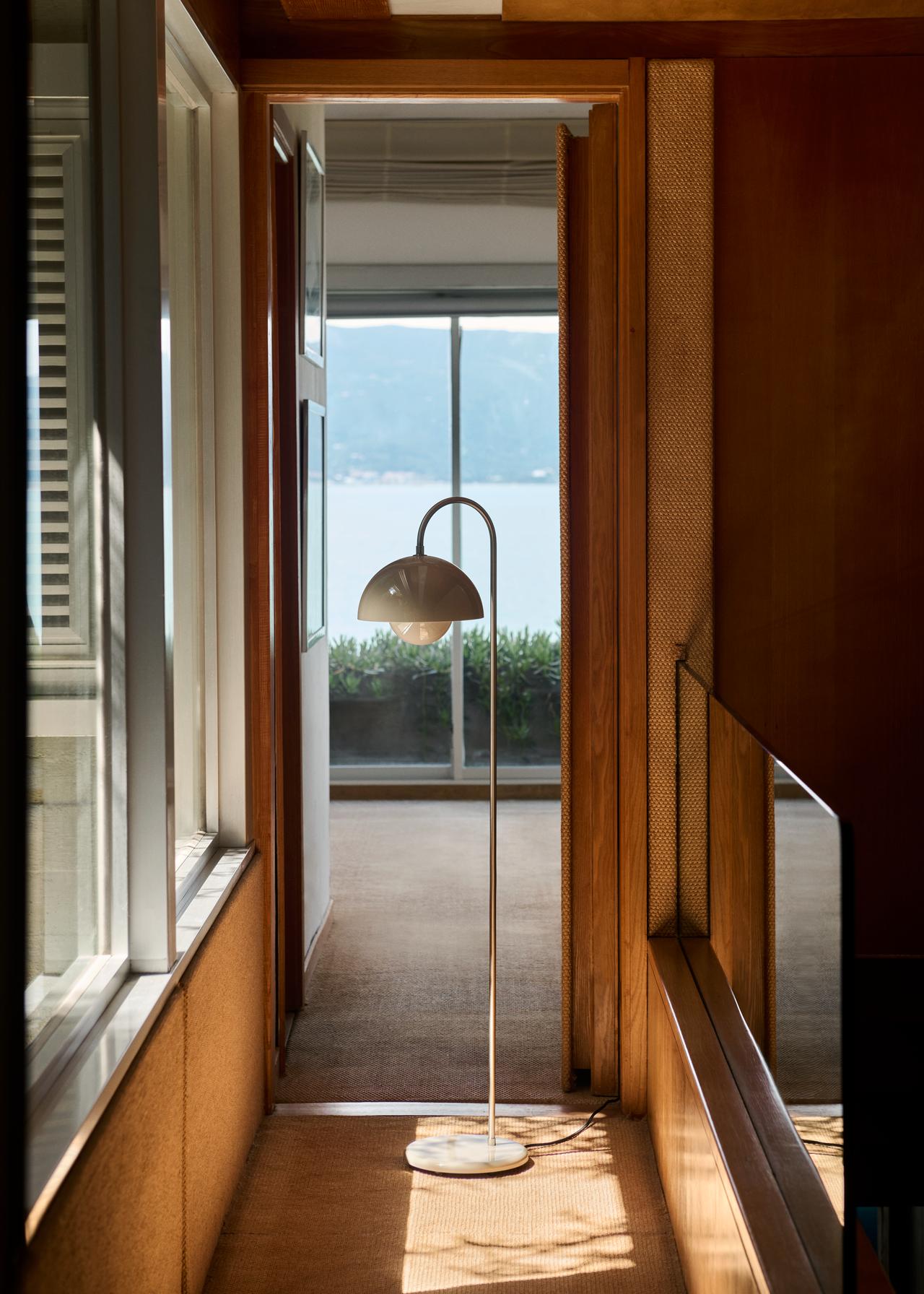 Flowerpot Stehleuchte VP12 von AndTradition, modernes Design, minimalistische Lampe im Flur.