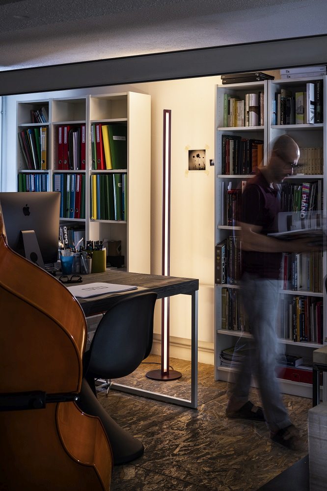 Moderne Chiaroscura Stehleuchte von Foscarini im Büro, schlankes Design mit warmem Licht für Wohnraum und Arbeitszimmer.