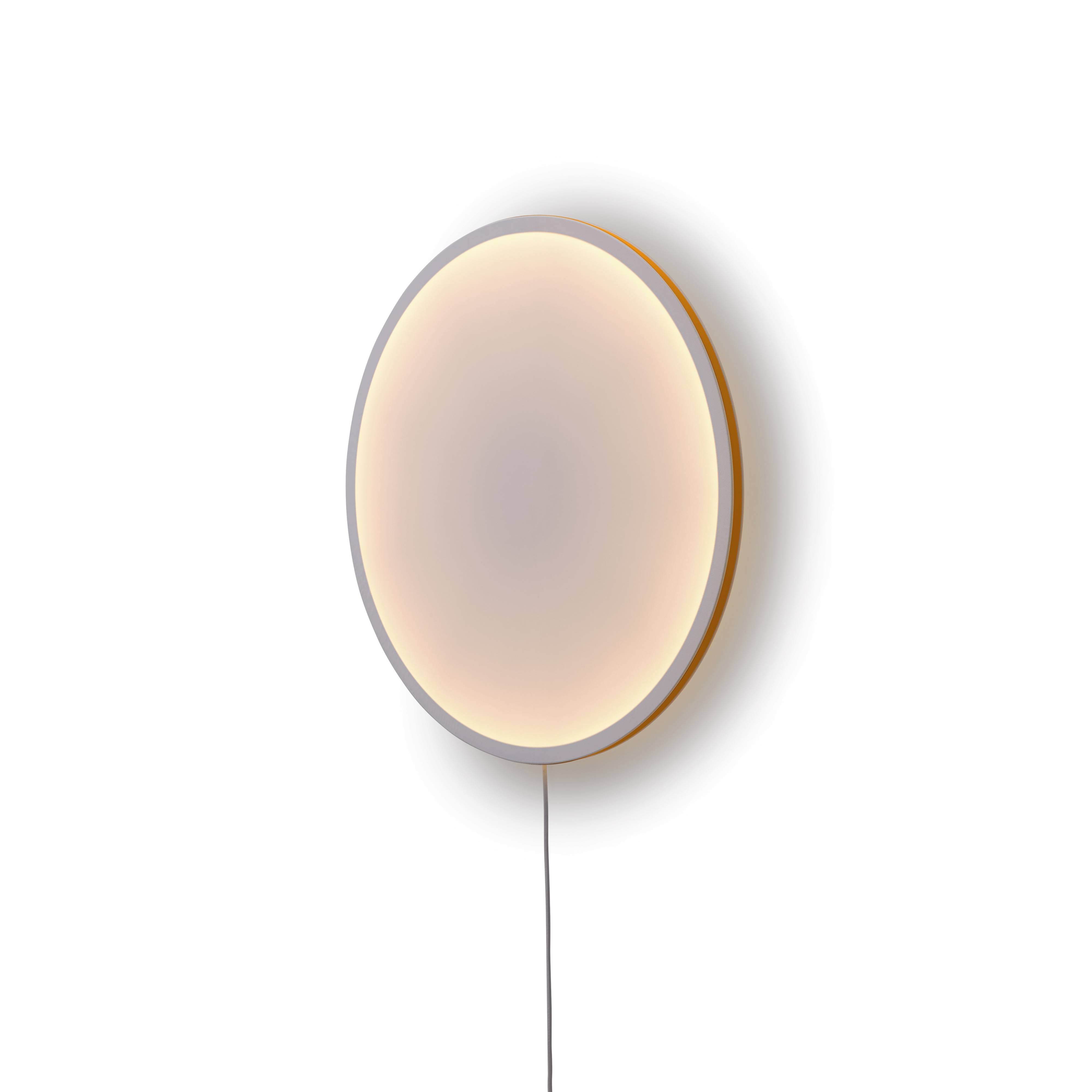 Nahaufnahme der runden Calm Wall Lamp Wandleuchte von Muuto in Weiß und Gelb.