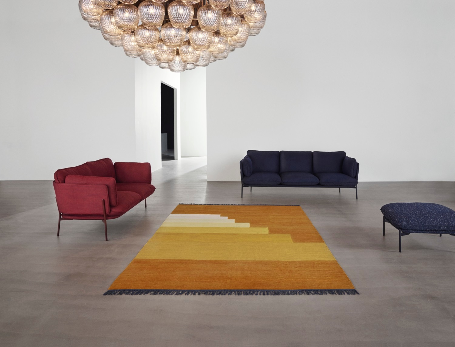 AndTradition Blown SW3 Pendelleuchte über Wohnbereich mit Sofa, Teppich und Sessel, modernes Interior Design.