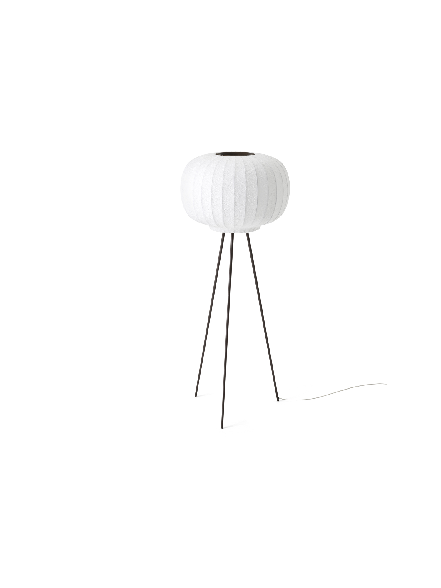 Weiße Paper Floor Lamp Stehleuchte von Vipp mit dunklem Eichenholz-Gestell auf weißem Hintergrund.