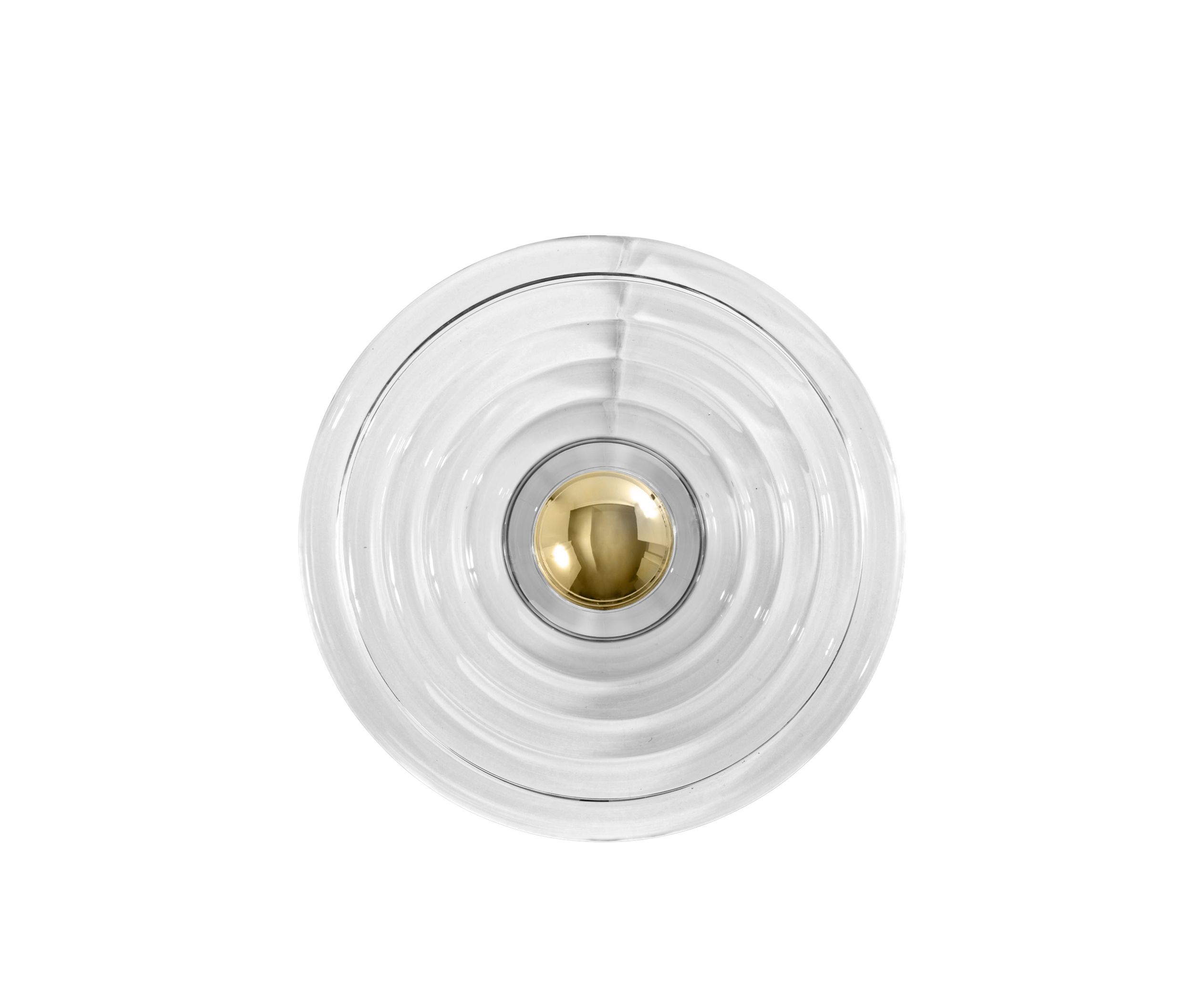 Nahaufnahme der Press Surface Wandleuchte von Tom Dixon mit goldenem Detail.