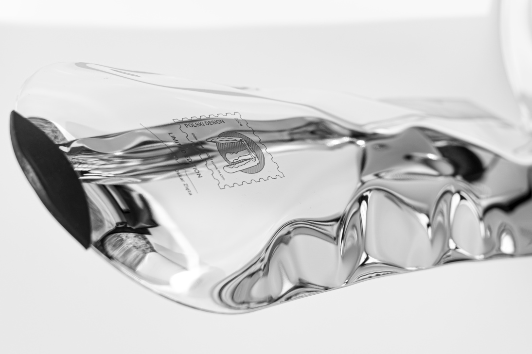 Detailaufnahme des Plopp Hockers Limited Edition in Silber mit Stempelaufdruck "Polski Design".