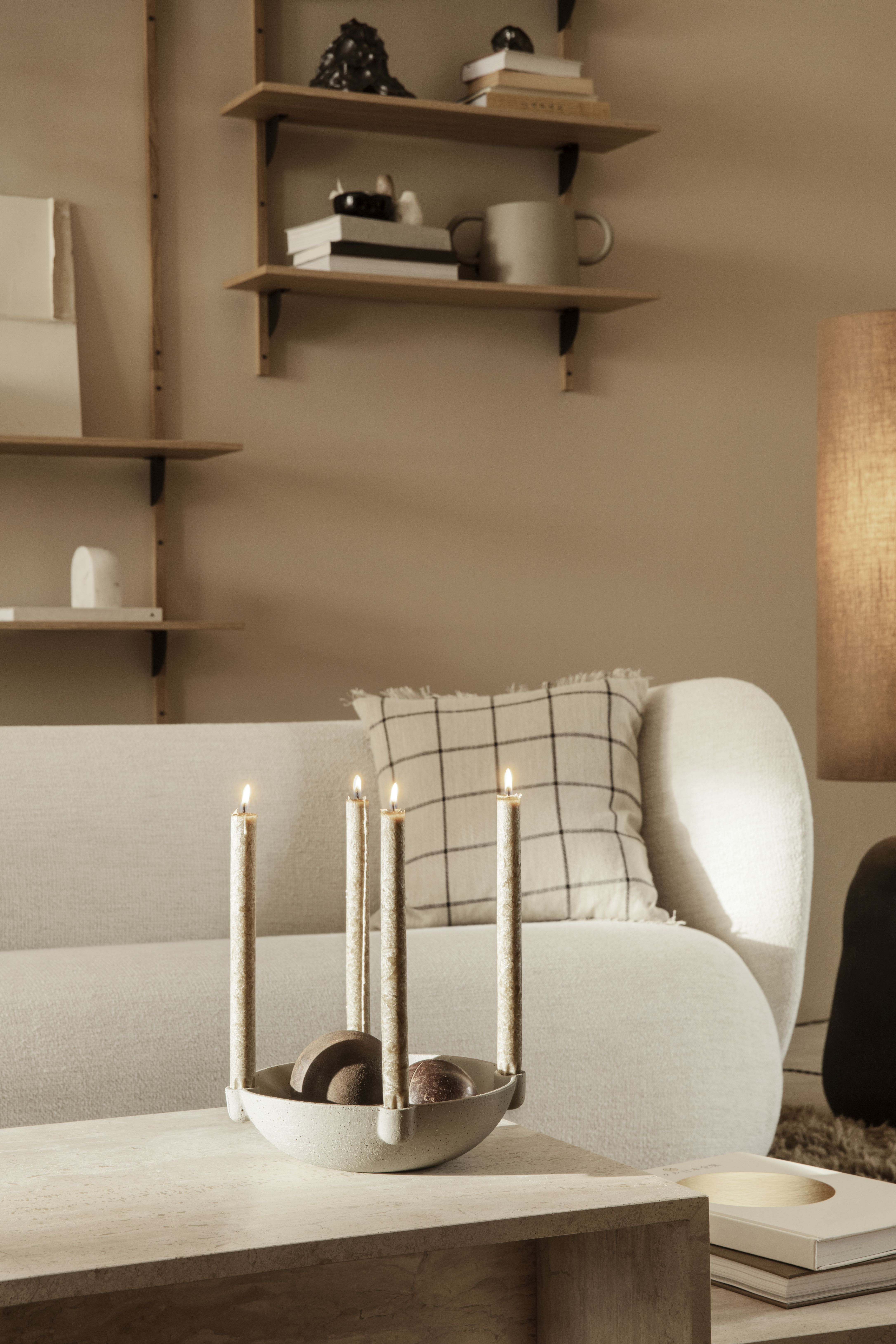 Nahaufnahme des Rico Sofa 3-Sitzer Bouclé von Ferm Living in einem stilvollen Wohnzimmer.