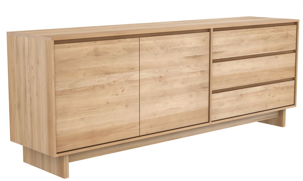 Ethnicraft Wave Anrichte aus Eiche mit zwei Türen und drei Schubladen, modernes Sideboard für Wohnzimmer.