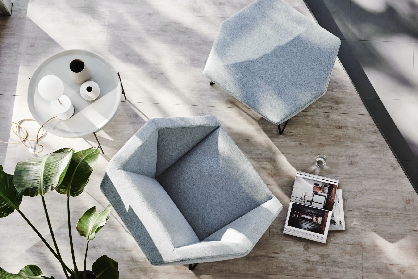 Draufsicht: Prostoria 3angle Hocker und Sessel, grauer Stoffbezug, modernes Design für Wohnzimmer.