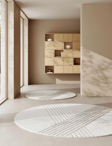 Runder, grauer Kyoto Teppich von Woud (Ø 250 cm) im modernen Wohnraum. Design Teppich für stilvolles Ambiente.