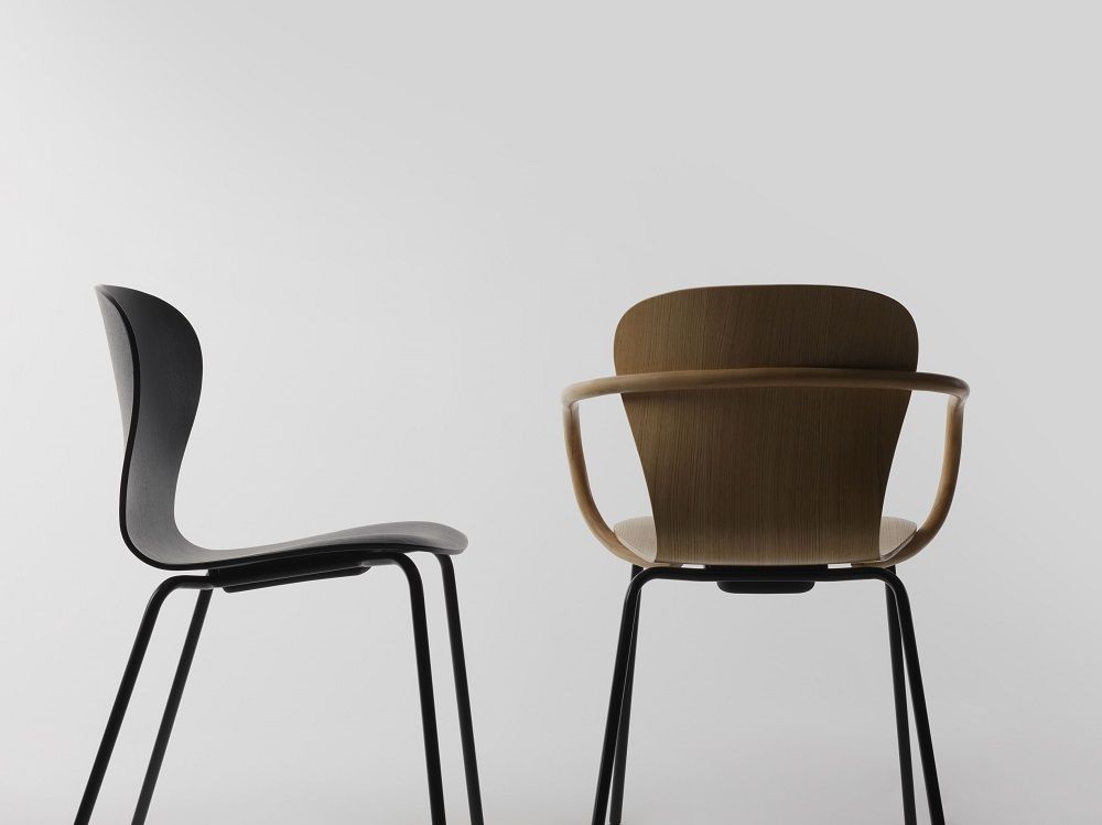 S 220 F Thonet Stühle: Formholzstuhl in Schwarz und Stuhl mit Armlehne in Holzoptik.
