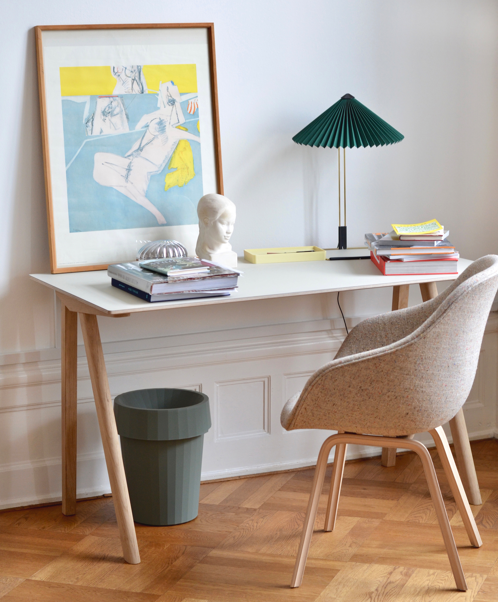 Nahaufnahme des Hay About a Chair AAC123 Soft Duo Stuhls am Schreibtisch, modernes skandinavisches Design.