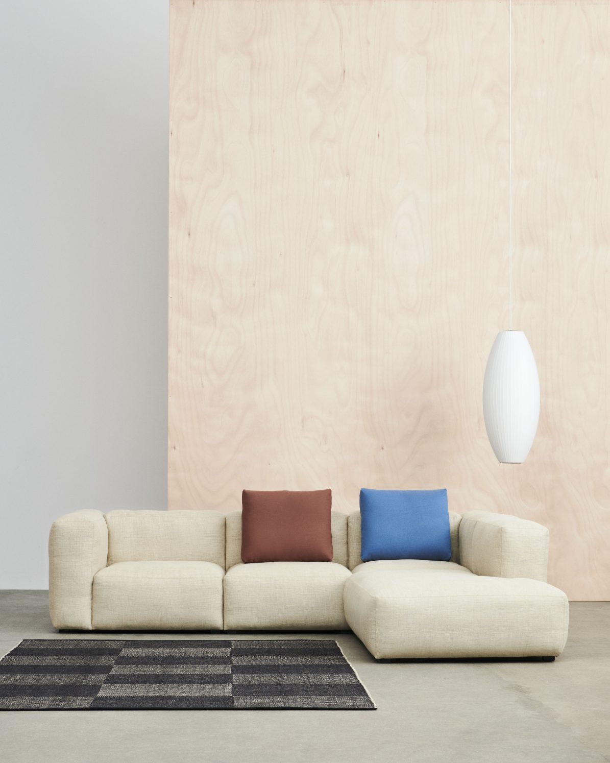 Mags Soft Sofa Eckkombination mit Yuma 833 Stoff, beige Couch mit Kissen.