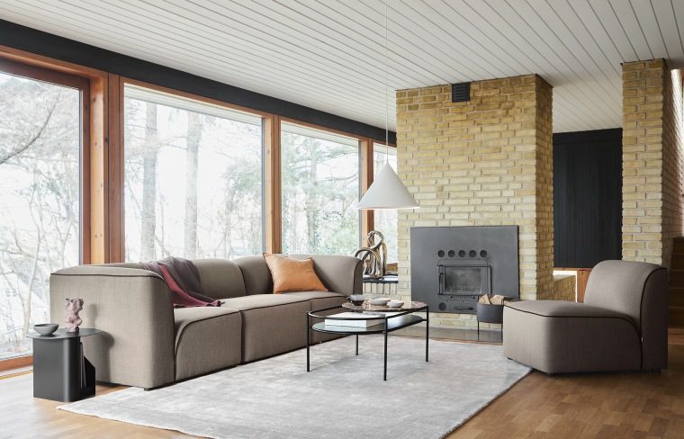 Wohnzimmer mit großem Fenster, Sofa, Sessel und hellem Tint Rug Teppich von Woud, 170x240 cm.