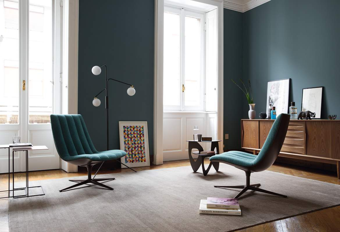 Wohnzimmer mit zwei türkisfarbenen Sesseln und einem kleinen schwarzen Tama Couchtisch von Walter Knoll.