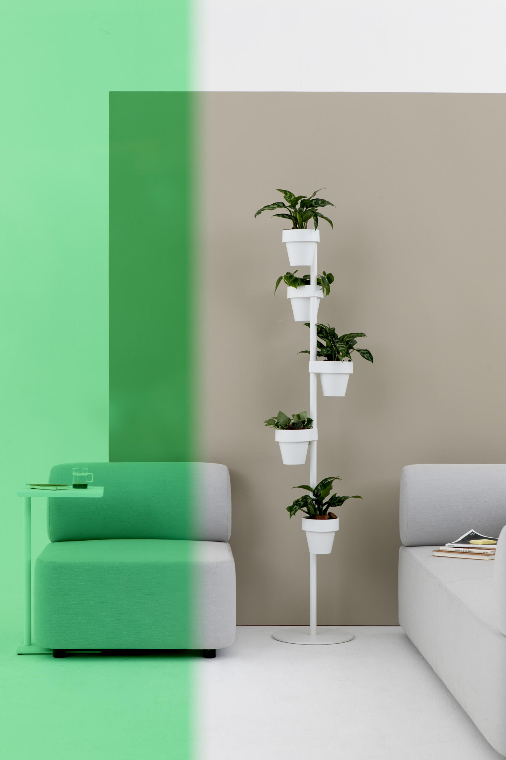 Mezza Sitzelement mit Rücken von Cascando, modernes modulares Sofa mit Pflanzenständer im Büro.