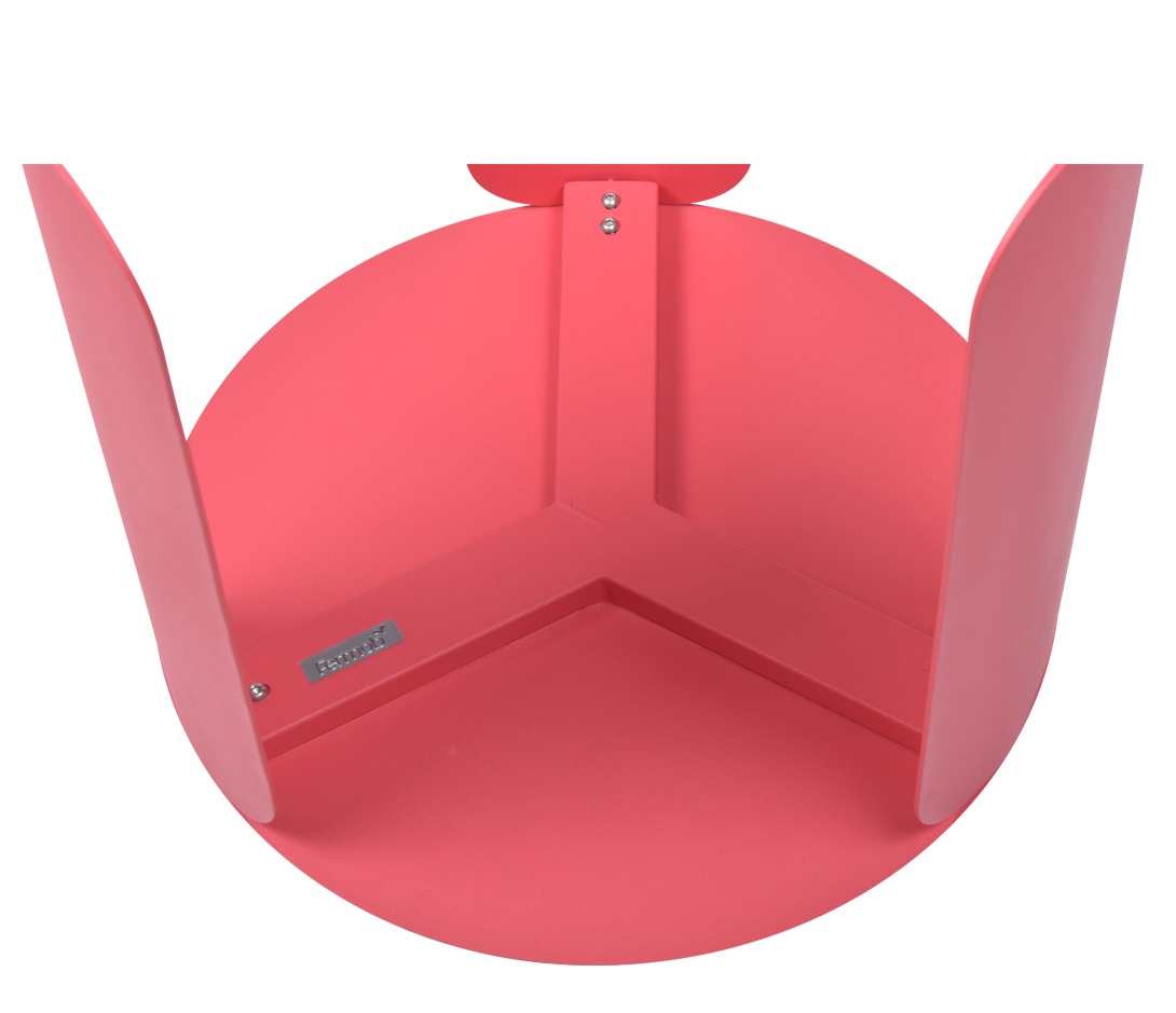 Detailaufnahme der Unterseite eines roten Fermob Bebop Low Table Outdoor Tischs, der Stabilität und modernes Design zeigt.