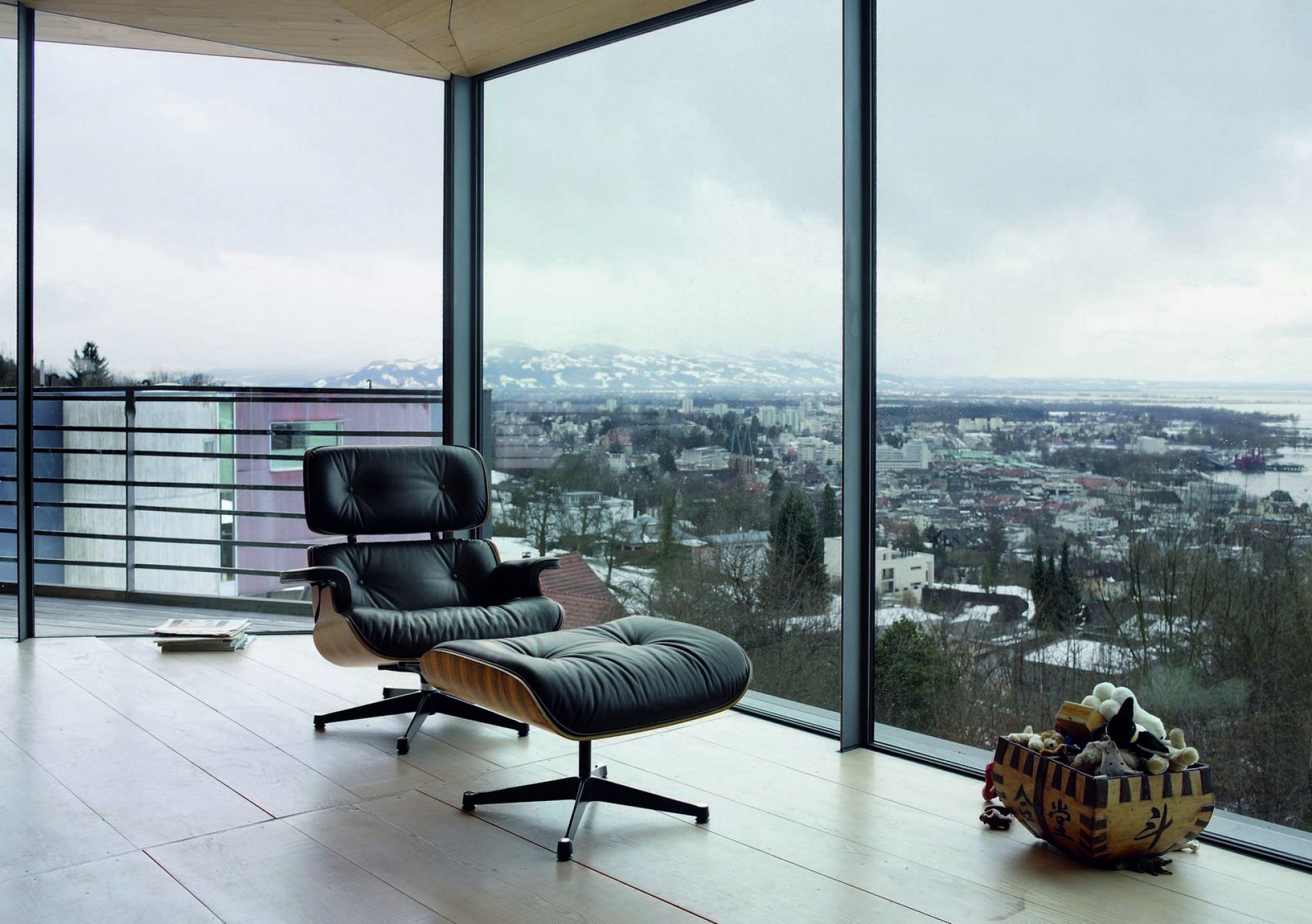 Eames Lounge Chair mit Ottoman, Leder schwarz, Palisanderholz, Vitra Designklassiker für Wohnzimmer.