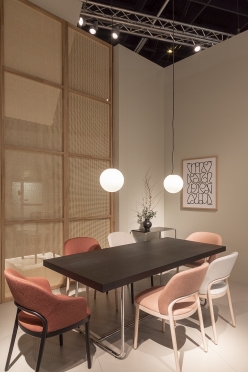 520 PF Thonet Polsterstuhl in Rosa und Weiß um einen Esstisch mit Pendelleuchten.