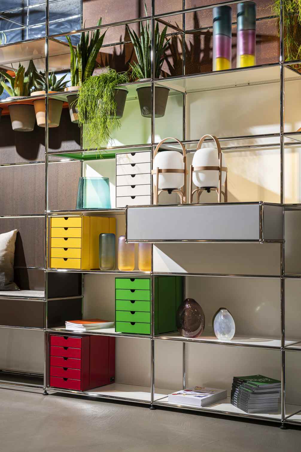 Detailaufnahme eines USM Haller Regals mit Inos Kastensets in Goldgelb, Rot, Grün und Weiß für das Home Office.