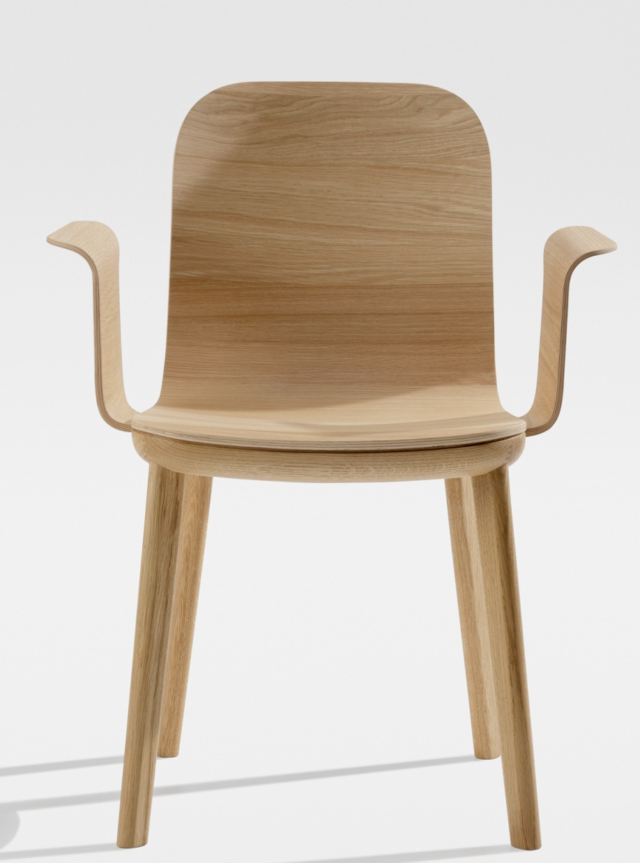 Aeon Comfort Chair Armlehnstuhl von Zeitraum, moderner Holzstuhl mit Armlehnen in heller Holzoptik, Frontansicht.