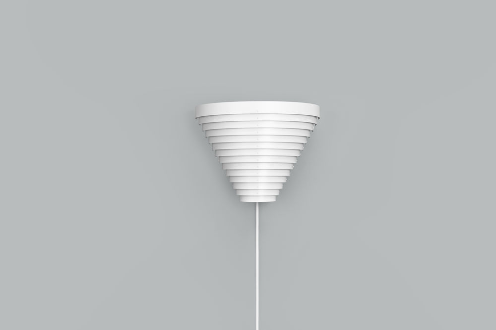 Weiße A910 Wandleuchte von Artek mit konischem Lampenschirm und filigraner Aufhängung vor grauem Hintergrund.