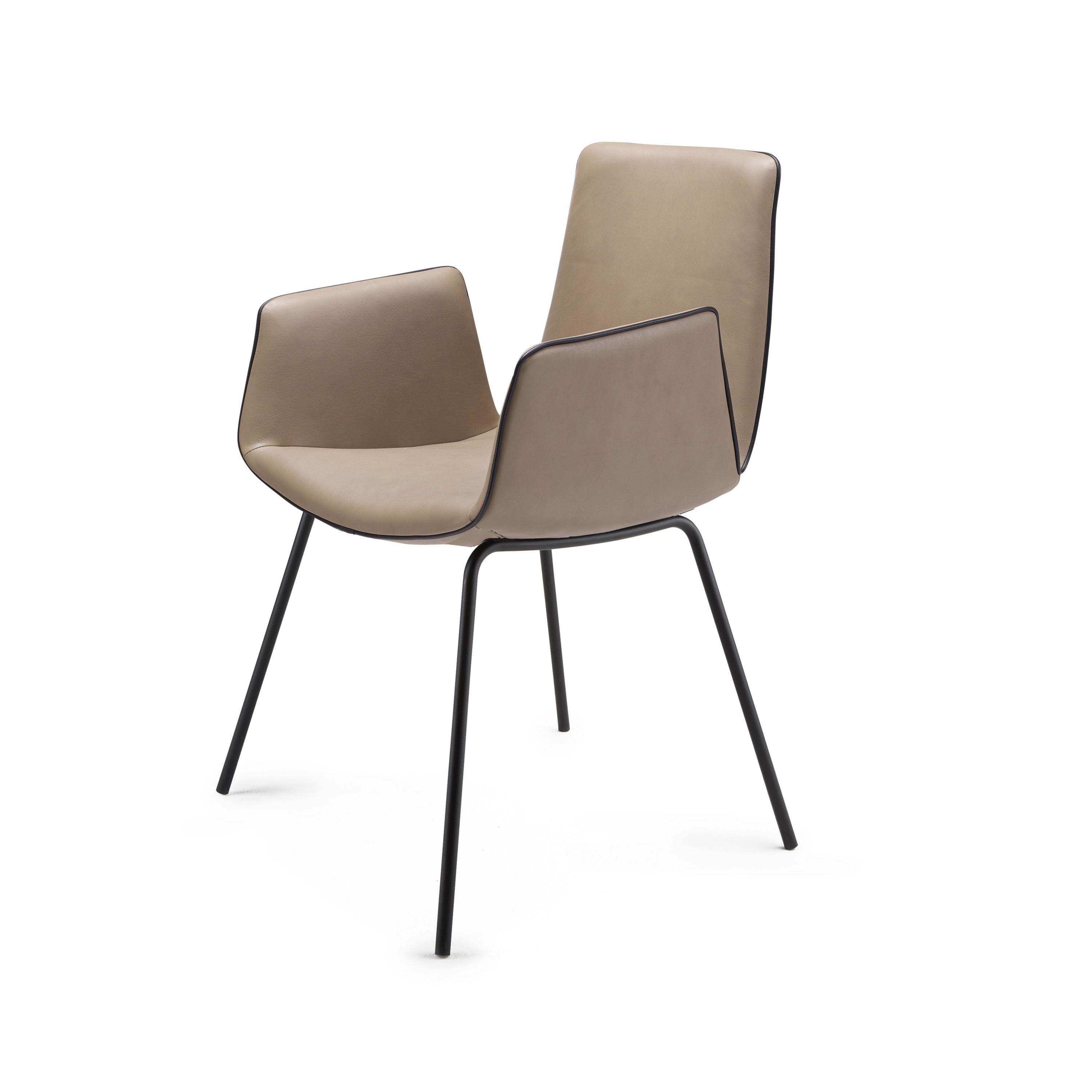 Amelie Armlehnstuhl von Freifrau Manufaktur mit beigem Bezug und schwarzen Metallbeinen, modernes Möbeldesign für Esszimmer und Wohnbereich.