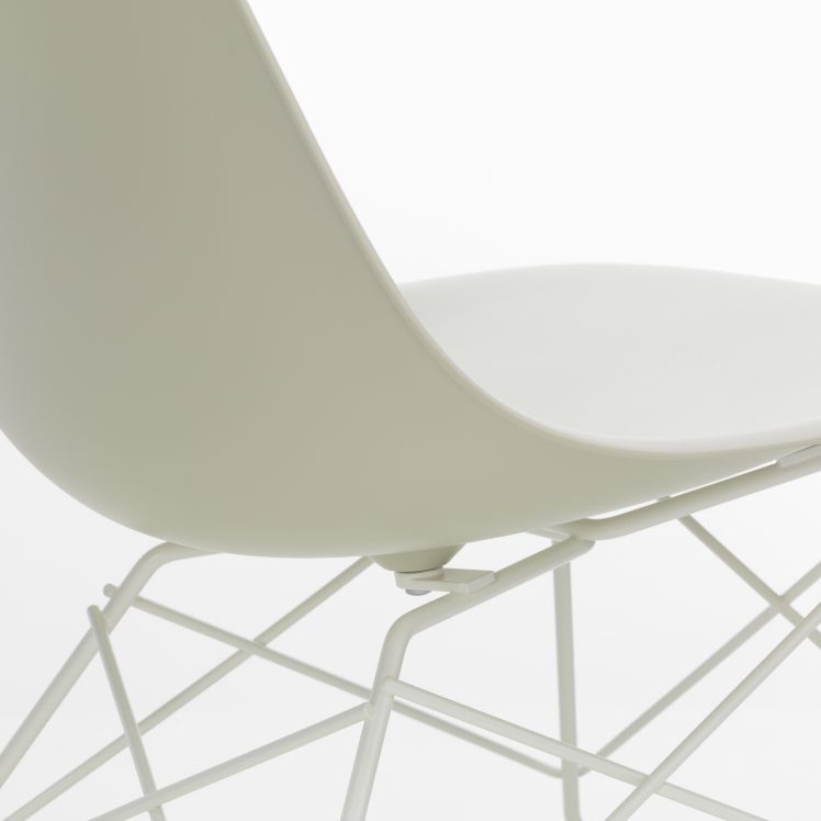Detailaufnahme von Sitzfläche und Drahtgestell des weißen Eames Plastic Side Chair LSR Stuhls von Vitra.