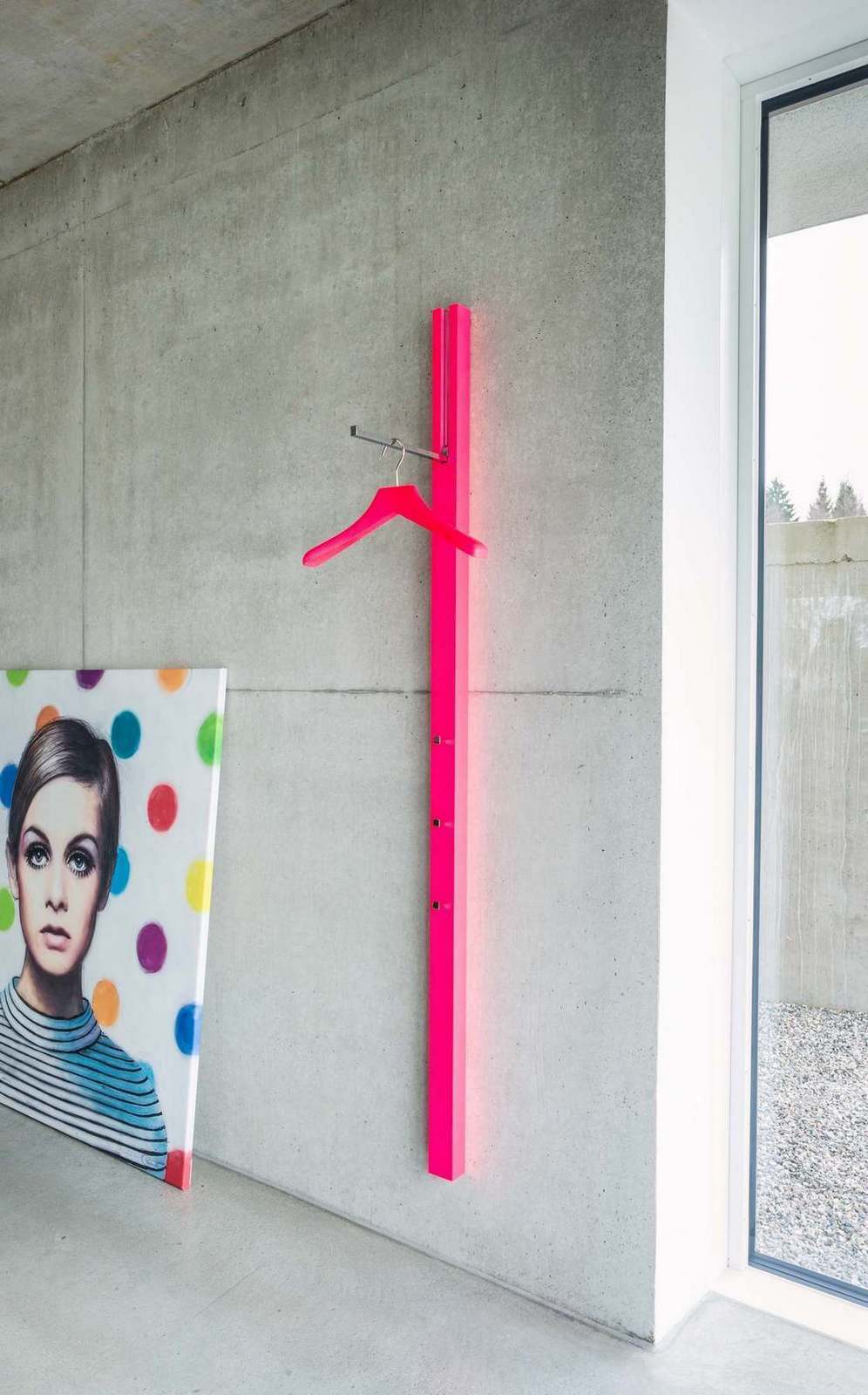 Schönbuch Kleiderbügel 0112 in Pink an Betonwand, minimalistisches Design für Garderobe und Flur.