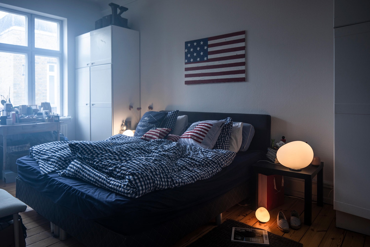 Gregg Tischleuchte von Foscarini auf Nachttisch im Schlafzimmer, modernes Design, warmes Licht.