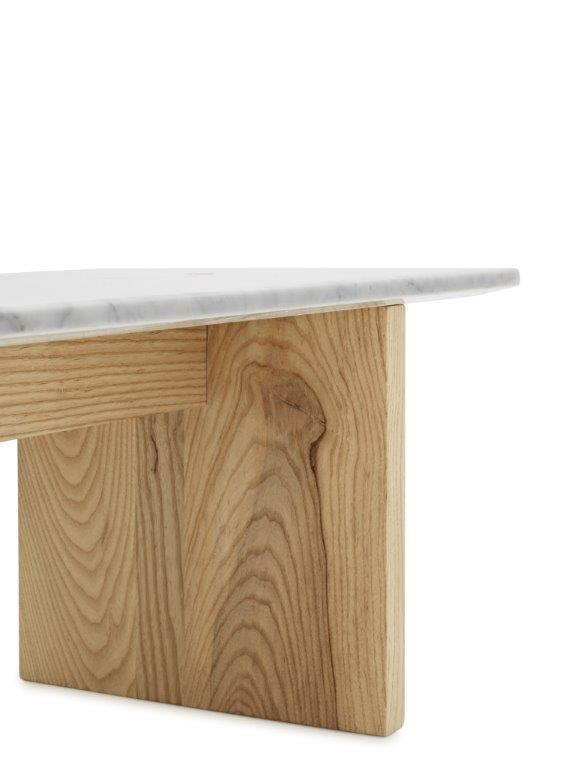 Detailaufnahme vom Normann Copenhagen Solid Table Couchtisch mit Marmorplatte und Holzfuß, modernes Möbeldesign.