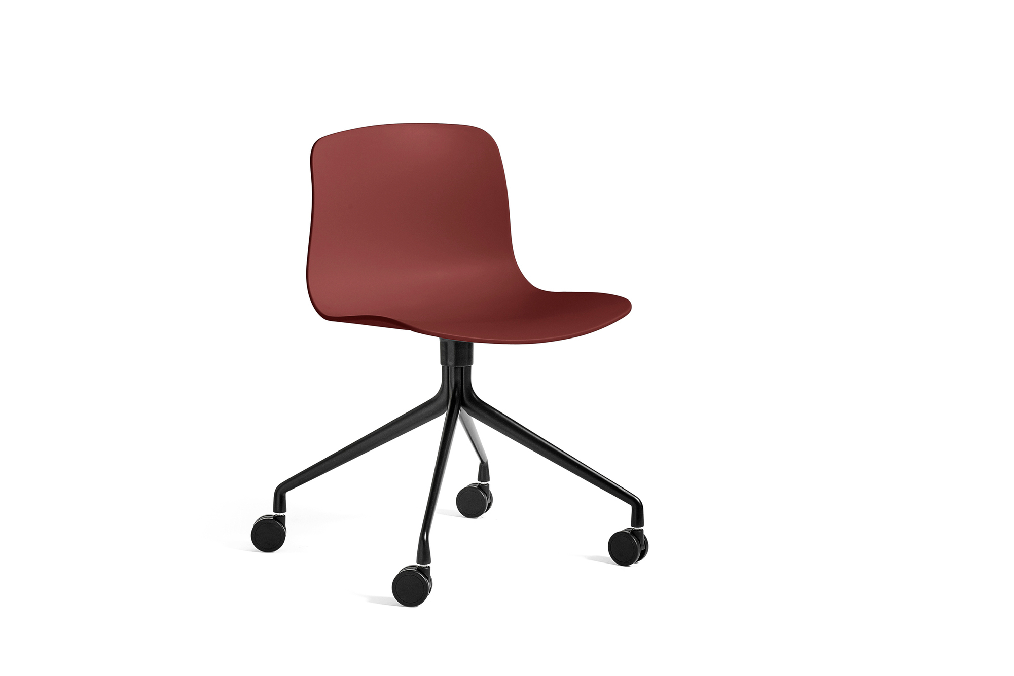 About a Chair AAC14 von Hay, Bürostuhl in Bordeauxrot mit schwarzem Drehfuß und Rollen.
