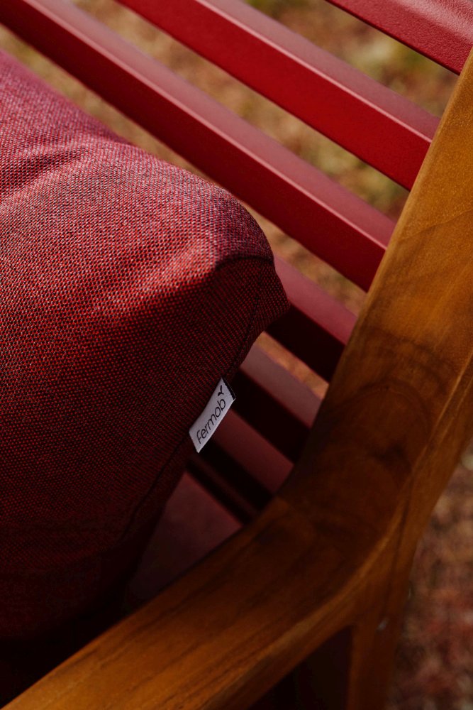 Detailaufnahme: Rotes Kissen mit Fermob-Logo auf einem Somerset Outdoor Sofa. Gartenmöbel für Terrasse.