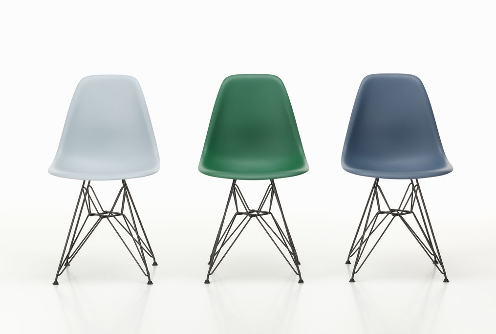 Drei Eames Stühle von Vitra in Blau, Grün und Grau mit schwarzem Untergestell.