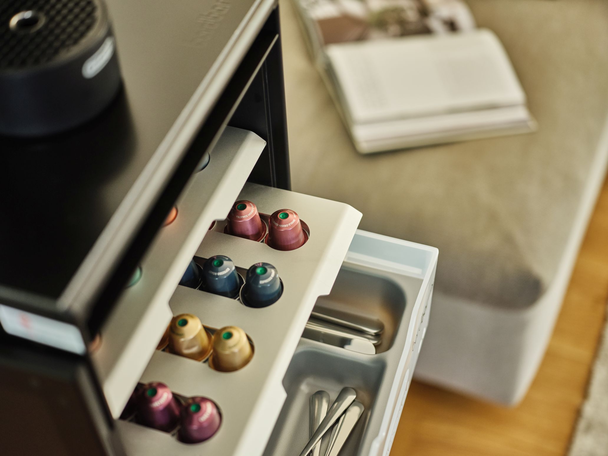 Kaffee Equipment Set Bordbar mit Kaffeekapseln und Zubehör für die perfekte Kaffeezubereitung.